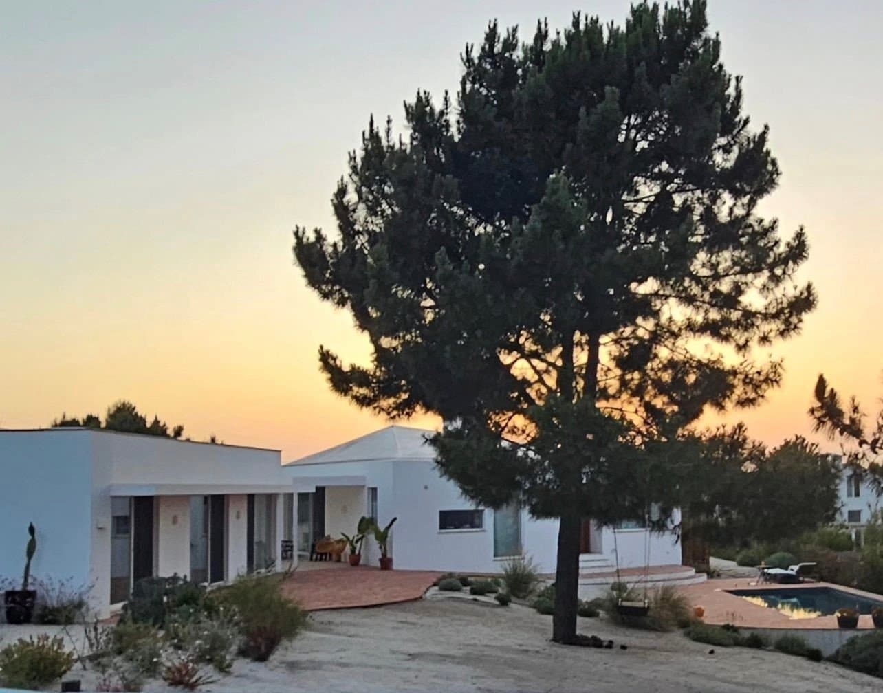 Casa de El Oasis Retiros al atardecer, con piscina y jardín en Comporta